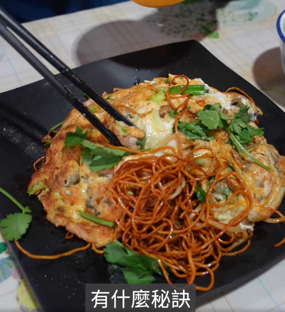 鄧炳強特別推介三款名列沙頭角十大美食榜的美食,均是於沙頭角熟食中心。(影片截圖)