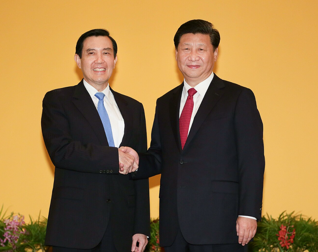 馬英九任職領導人期間,2015年11月7日曾與習近平在新加坡舉行「習馬會」,為兩岸領導人歷史性會面。(資料圖片)