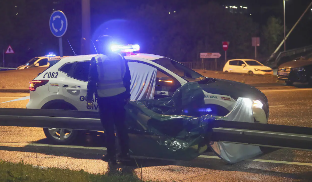 西班牙一名46歲男子持斧頭將父親斬首,竟提着他的頭顱在路上當成足球踢,又把斷頭拋向駛過的車輛,嚇壞路過司機。(網上圖片)