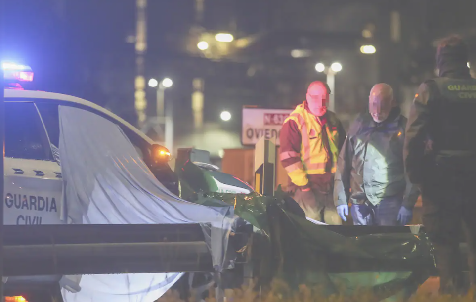 西班牙一名46歲男子持斧頭將父親斬首,竟提着他的頭顱在路上當成足球踢,又把斷頭拋向駛過的車輛,嚇壞路過司機。(網上圖片)