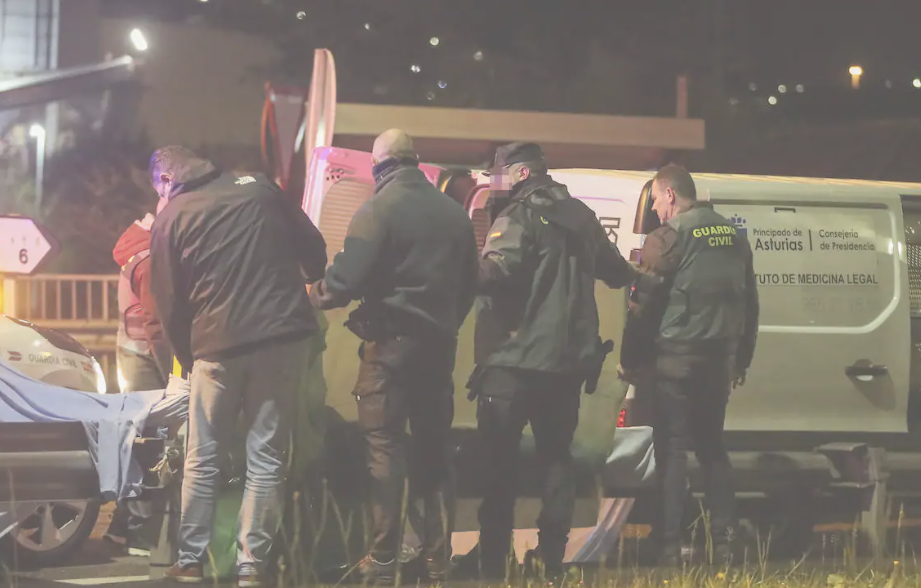 西班牙一名46歲男子持斧頭將父親斬首,竟提着他的頭顱在路上當成足球踢,又把斷頭拋向駛過的車輛,嚇壞路過司機。(網上圖片)