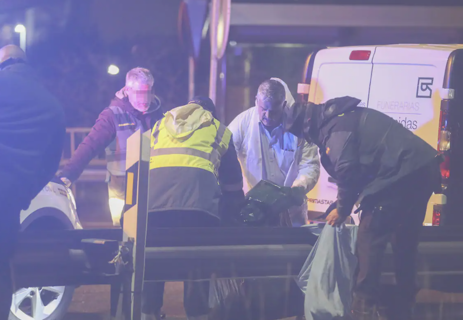 西班牙一名46歲男子持斧頭將父親斬首,竟提着他的頭顱在路上當成足球踢,又把斷頭拋向駛過的車輛,嚇壞路過司機。(網上圖片)