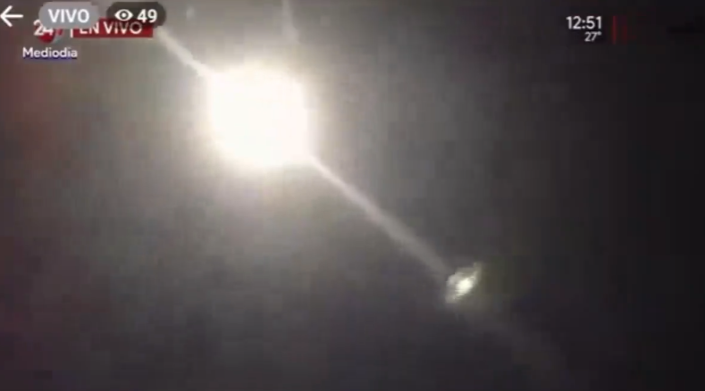 當男主播列出可以欣賞日全食的城市時,片段切換到一名男子於胯下角度以睪丸遮擋陽光的畫面。