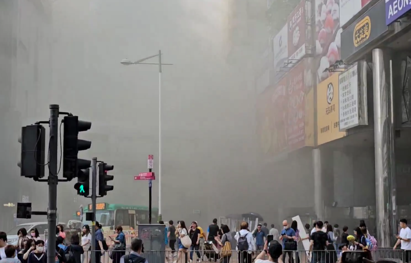 葵涌廣場茶餐廳起火 冒出大量濃煙(影片截圖)
