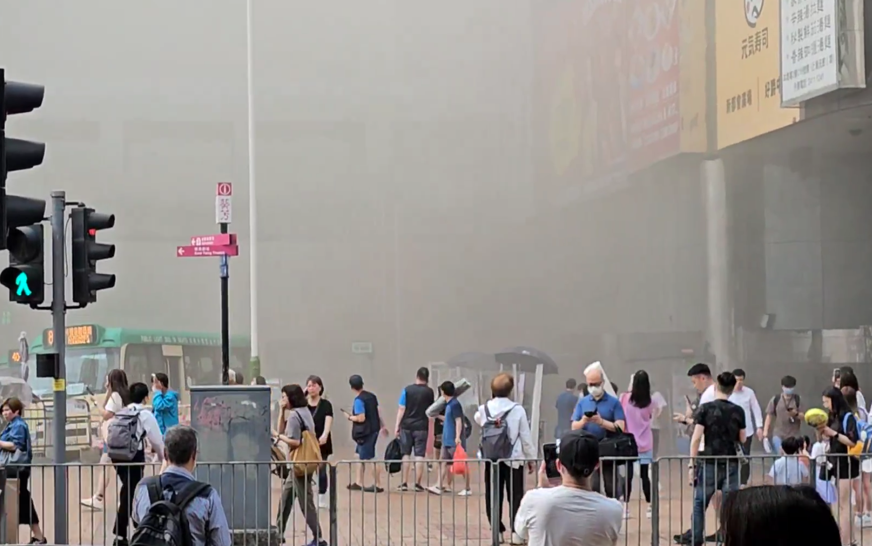 葵涌廣場茶餐廳起火 冒出大量濃煙(影片截圖)