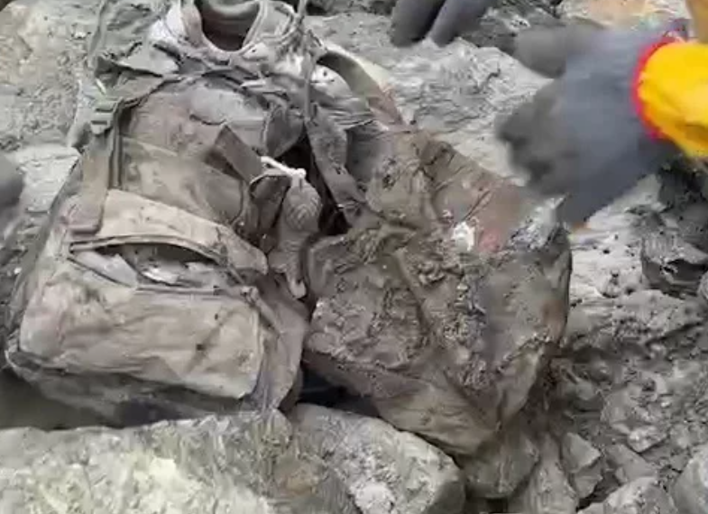 救援人員在第3具遺體旁發現游妻的背囊。(互聯網)