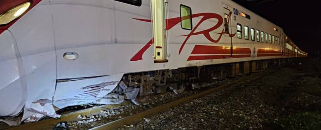 台鐵一列由台東開往樹林站的普悠瑪列車,周三晚在花蓮和仁擦撞跌落路軌的大石後,車頭出軌,無人受傷。台鐵連夜搶修,今晨(11日)6時恢復雙線通車。(網上圖片)