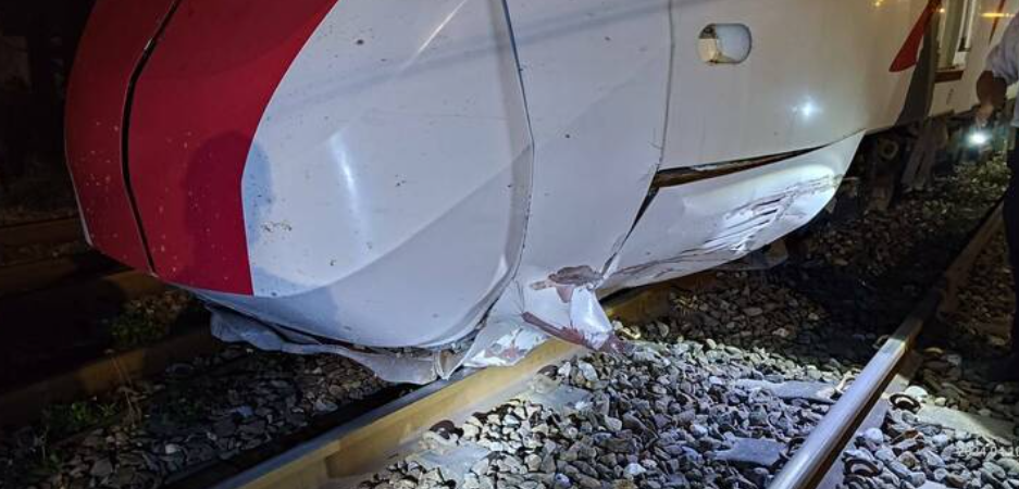 台鐵一列由台東開往樹林站的普悠瑪列車,周三晚在花蓮和仁擦撞跌落路軌的大石後,車頭出軌,無人受傷。台鐵連夜搶修,今晨(11日)6時恢復雙線通車。(網上圖片)