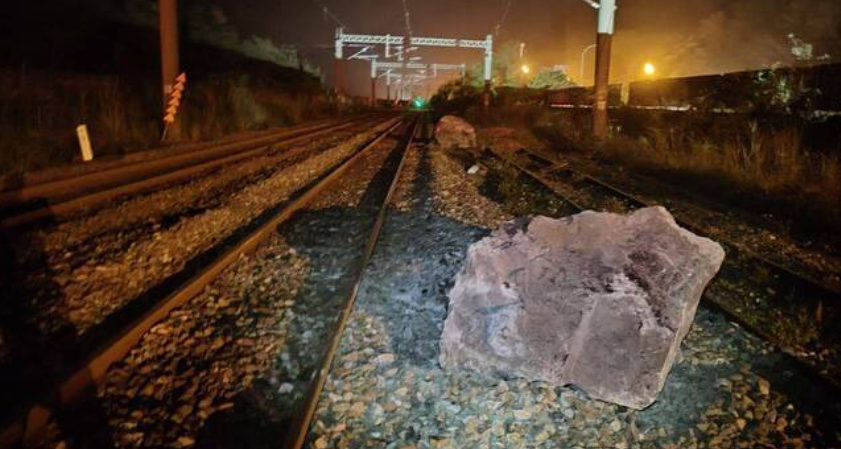 台鐵一列由台東開往樹林站的普悠瑪列車,周三晚在花蓮和仁擦撞跌落路軌的大石後,車頭出軌,無人受傷。台鐵連夜搶修,今晨(11日)6時恢復雙線通車。(網上圖片)