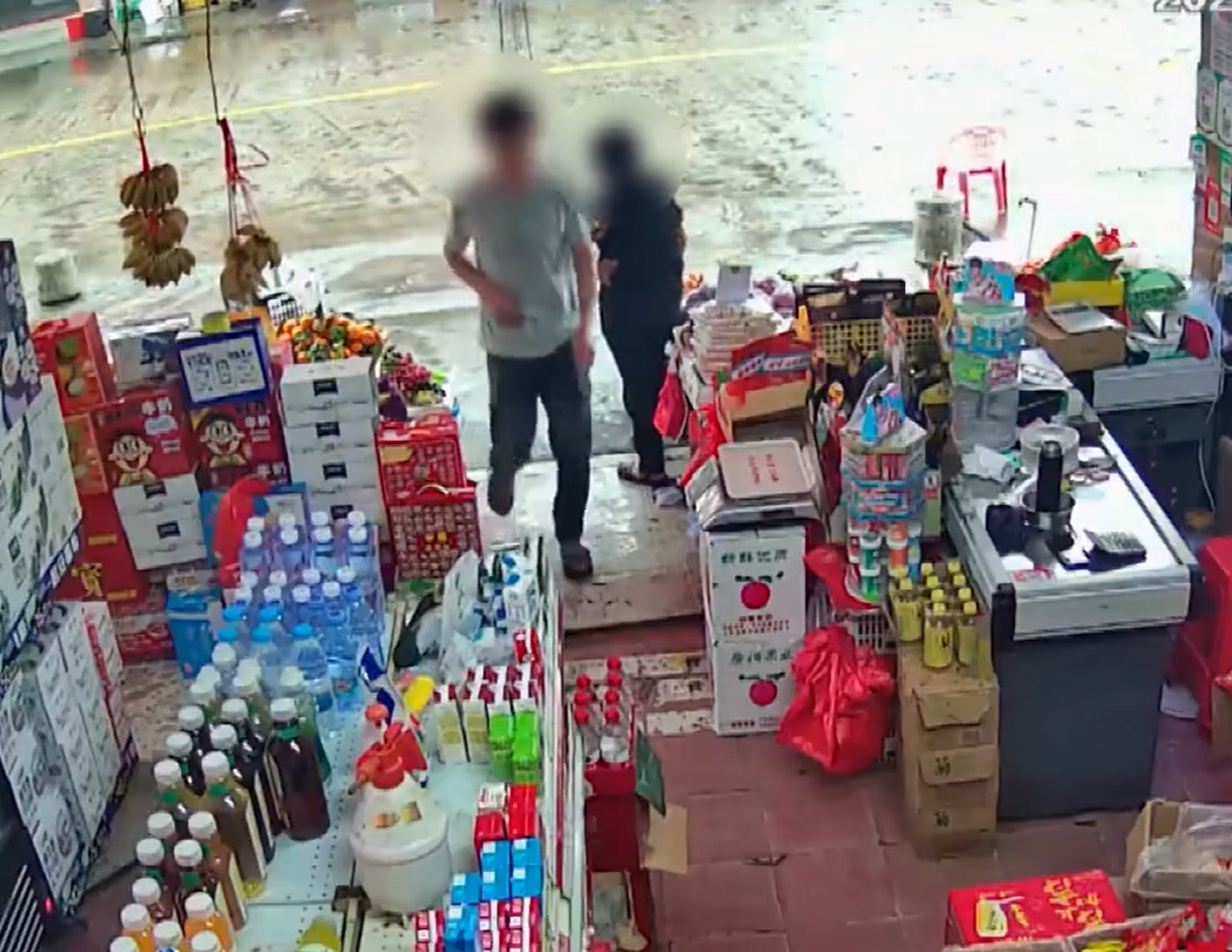 閉路電視畫面顯示當日下午約3時半,男子走進店內走到冰箱拿飲品(影片截圖)