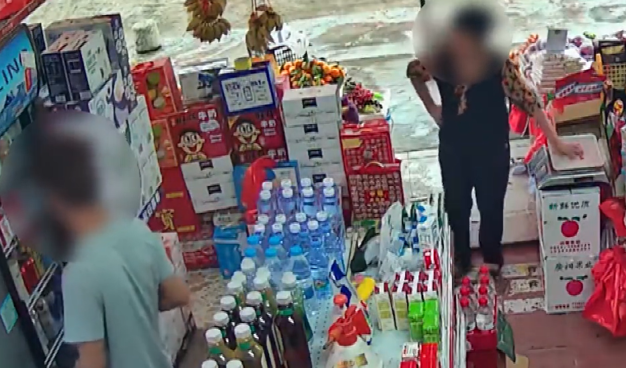 閉路電視畫面顯示當日下午約3時半,男子走進店內走到冰箱拿飲品(影片截圖)
