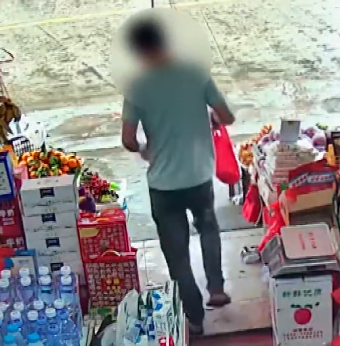 現場響起「掃碼支付成功」的音效,男子將付款頁面讓老婦查看,對方將其選購好的商品裝袋,男子接過後離開。(影片截圖)