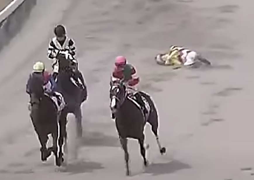 藤岡墜馬後陷入昏迷。(影片截圖)