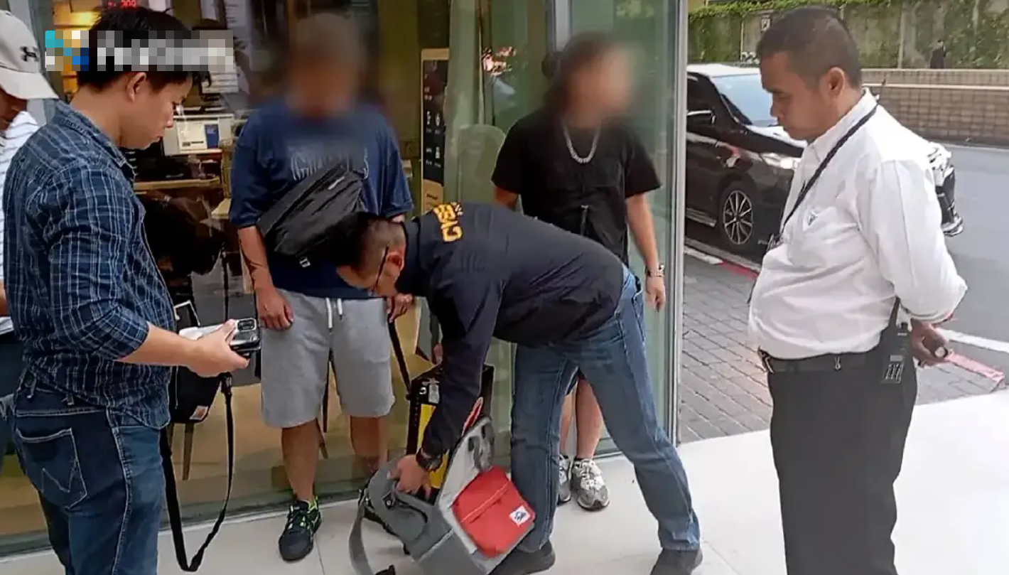 泰國曼谷警方拘捕兩名香港男子,他們涉嫌在Siam Paragon商場內,透過飛蜂窩基站(femtocell)發送模仿當地電訊服務供應商的虛假「釣魚」短訊,憑惡意連結從而入侵他人手機。(影片截圖)