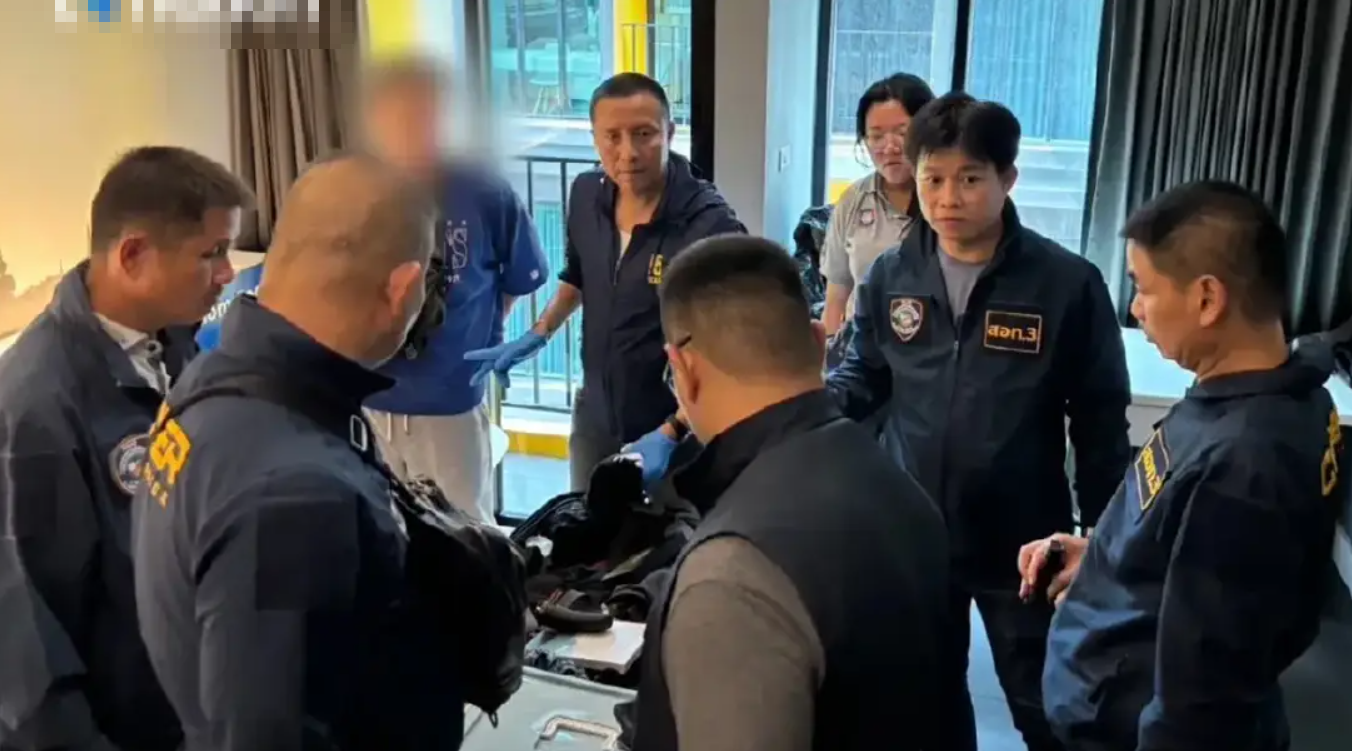 泰國曼谷警方拘捕兩名香港男子,他們涉嫌在Siam Paragon商場內,透過飛蜂窩基站(femtocell)發送模仿當地電訊服務供應商的虛假「釣魚」短訊,憑惡意連結從而入侵他人手機。(影片截圖)