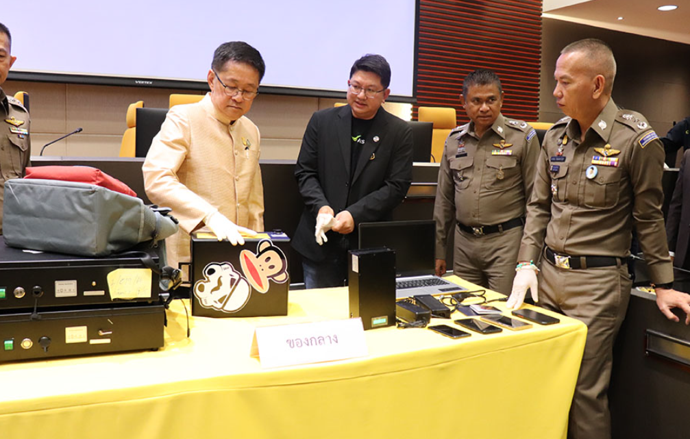 泰國曼谷警方拘捕兩名香港男子,他們涉嫌在Siam Paragon商場內,透過飛蜂窩基站(femtocell)發送模仿當地電訊服務供應商的虛假「釣魚」短訊,憑惡意連結從而入侵他人手機。(網上圖片)