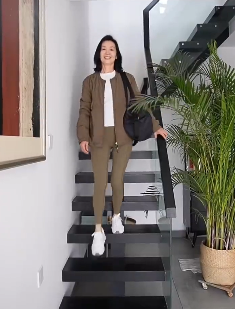 雲南一名63歲「美魔女」阿姨,退休後8年經常於健身房訓練,不僅身材依然保持如少女,就連容顏都要比同齡人年輕數十年。(影片截圖)