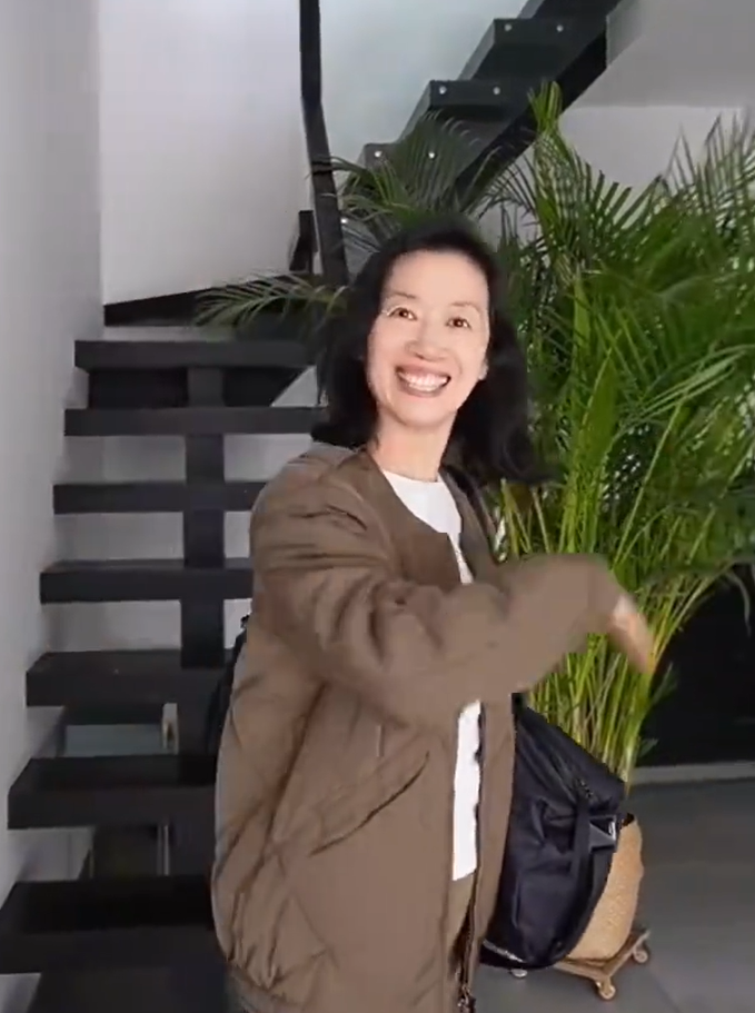 雲南一名63歲「美魔女」阿姨,退休後8年經常於健身房訓練,不僅身材依然保持如少女,就連容顏都要比同齡人年輕數十年。(影片截圖)