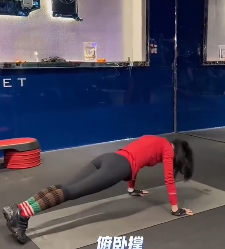 雲南一名63歲「美魔女」阿姨,退休後8年經常於健身房訓練,不僅身材依然保持如少女,就連容顏都要比同齡人年輕數十年。(影片截圖)
