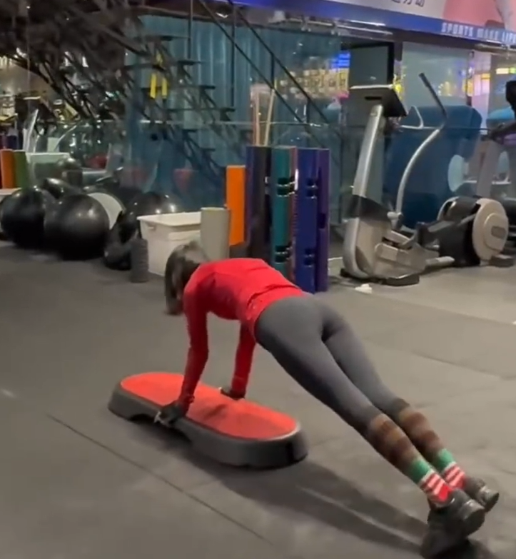 雲南一名63歲「美魔女」阿姨,退休後8年經常於健身房訓練,不僅身材依然保持如少女,就連容顏都要比同齡人年輕數十年。(影片截圖)