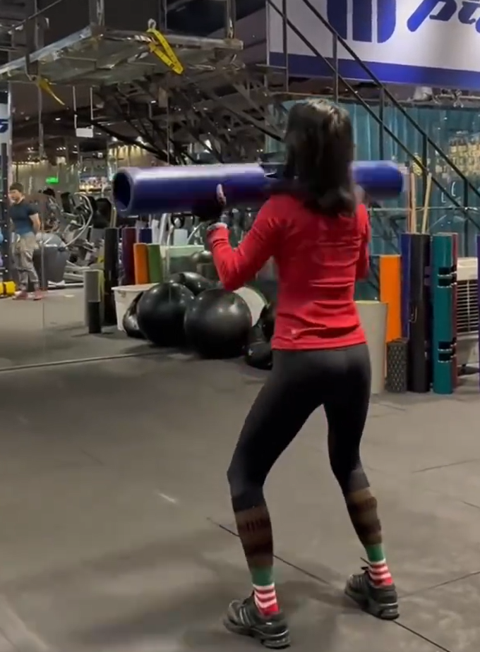 雲南一名63歲「美魔女」阿姨,退休後8年經常於健身房訓練,不僅身材依然保持如少女,就連容顏都要比同齡人年輕數十年。(影片截圖)