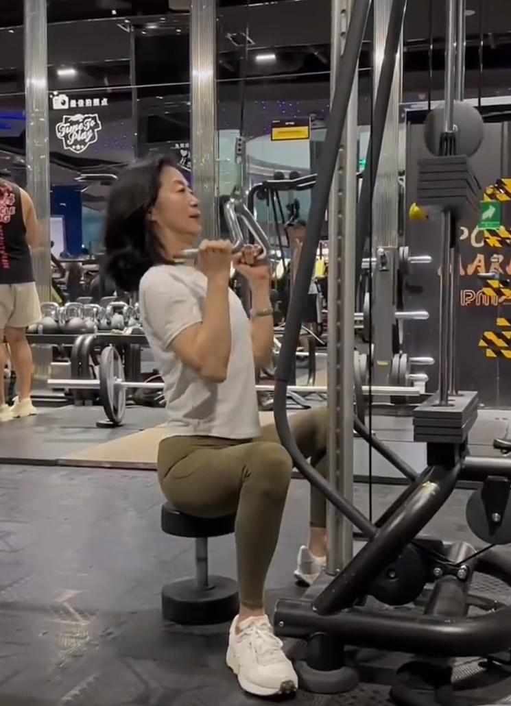 雲南一名63歲「美魔女」阿姨,退休後8年經常於健身房訓練,不僅身材依然保持如少女,就連容顏都要比同齡人年輕數十年。(影片截圖)