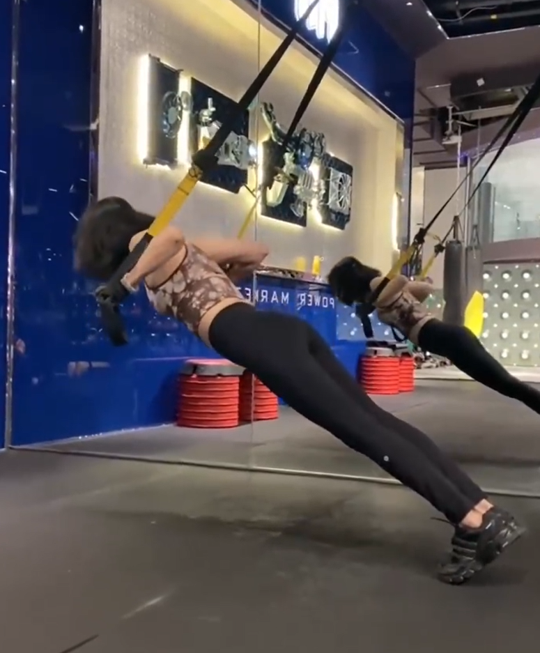 雲南一名63歲「美魔女」阿姨,退休後8年經常於健身房訓練,不僅身材依然保持如少女,就連容顏都要比同齡人年輕數十年。(影片截圖)