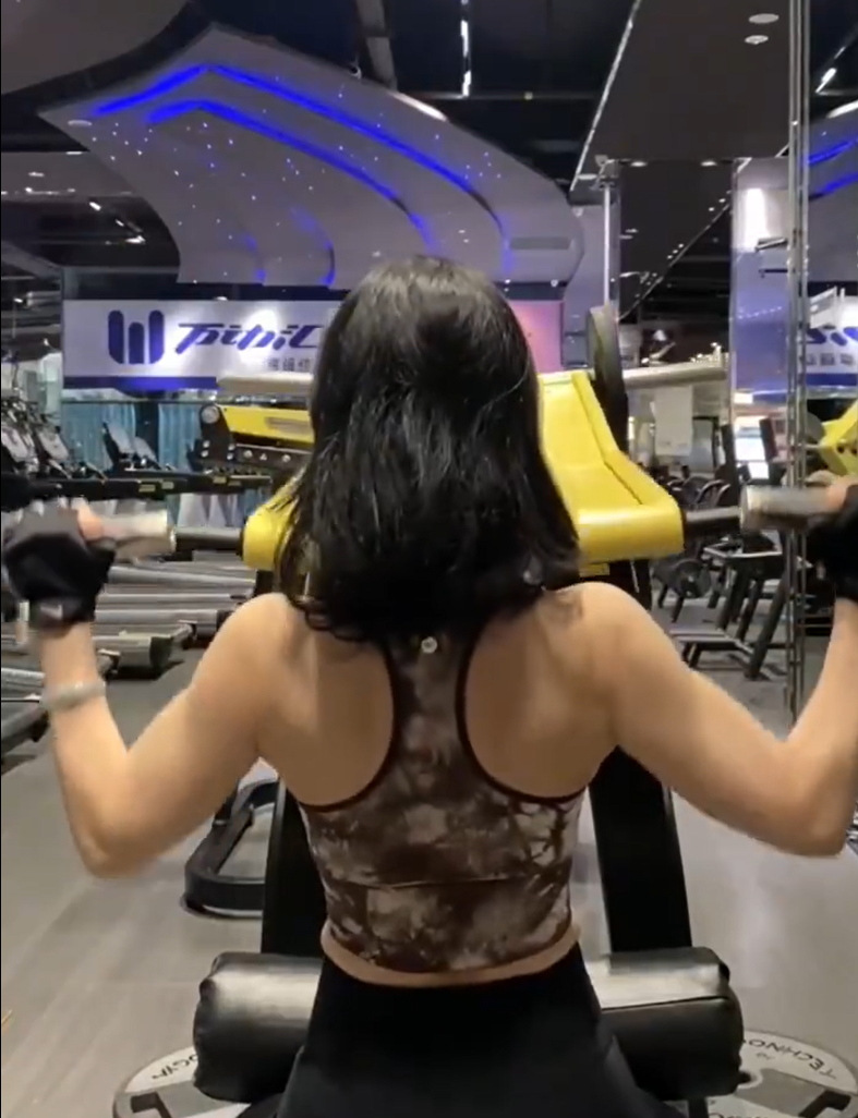 雲南一名63歲「美魔女」阿姨,退休後8年經常於健身房訓練,不僅身材依然保持如少女,就連容顏都要比同齡人年輕數十年。(影片截圖)