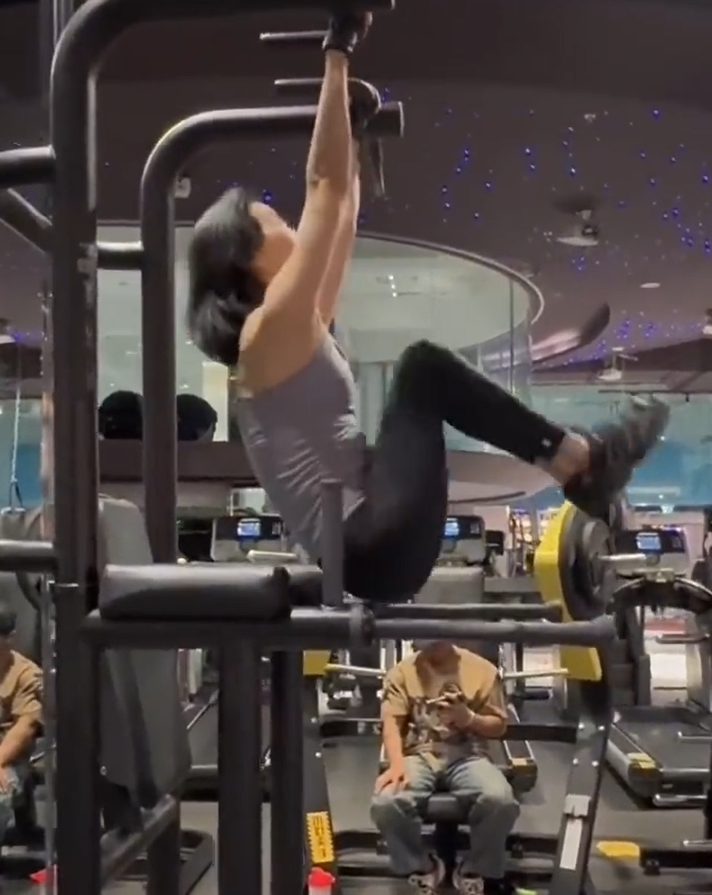 雲南一名63歲「美魔女」阿姨,退休後8年經常於健身房訓練,不僅身材依然保持如少女,就連容顏都要比同齡人年輕數十年。(影片截圖)