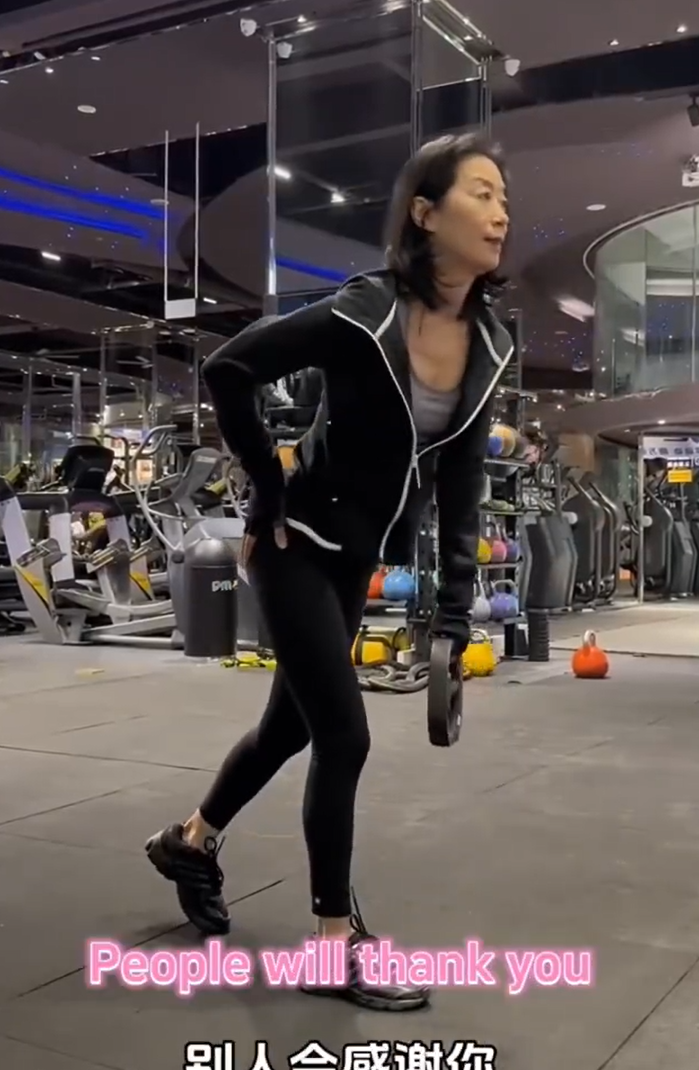 雲南一名63歲「美魔女」阿姨,退休後8年經常於健身房訓練,不僅身材依然保持如少女,就連容顏都要比同齡人年輕數十年。(影片截圖)