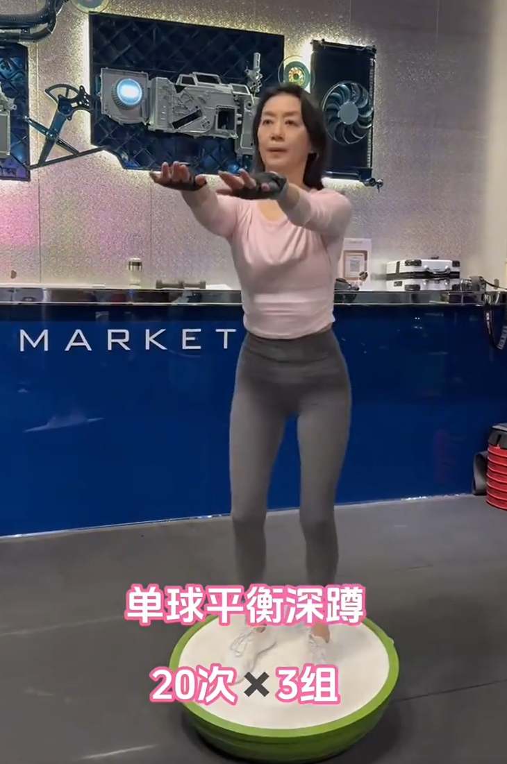 雲南一名63歲「美魔女」阿姨,退休後8年經常於健身房訓練,不僅身材依然保持如少女,就連容顏都要比同齡人年輕數十年。(影片截圖)