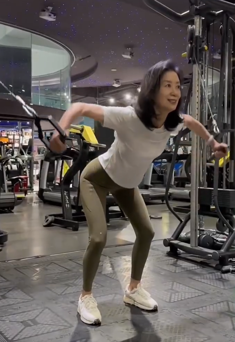 雲南一名63歲「美魔女」阿姨,退休後8年經常於健身房訓練,不僅身材依然保持如少女,就連容顏都要比同齡人年輕數十年。(影片截圖)