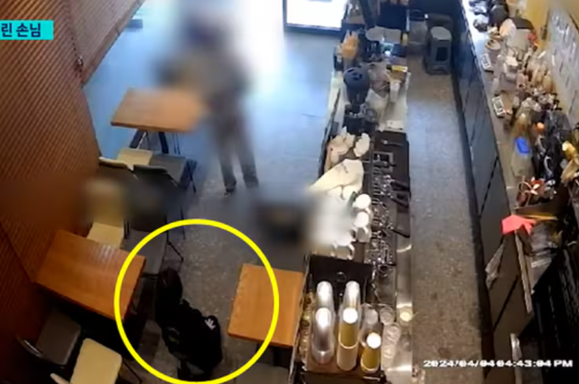 京畿道始興市咖啡店發生一宗顧客投訴事件,一名女顧客竟因為叫外賣時發現該店未送飲管,到店裡潑婦罵街5分鐘,且逼女店長下跪,影片曝光後引起公憤。(影片截圖)