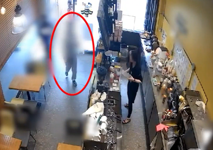 京畿道始興市咖啡店發生一宗顧客投訴事件,一名女顧客竟因為叫外賣時發現該店未送飲管,到店裡潑婦罵街5分鐘,且逼女店長下跪,影片曝光後引起公憤。(影片截圖)