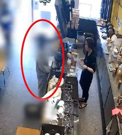 女顧客走到咖啡店投訴(影片截圖)