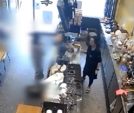 女顧客走到咖啡店投訴(影片截圖)
