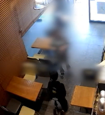 店長最後被迫跪低道歉,顧客還一邊拿着手機拍下店長下跪的畫面(影片截圖)