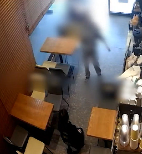 京畿道始興市咖啡店發生一宗顧客投訴事件,一名女顧客竟因為叫外賣時發現該店未送飲管,到店裡潑婦罵街5分鐘,且逼女店長下跪,影片曝光後引起公憤。(影片截圖)