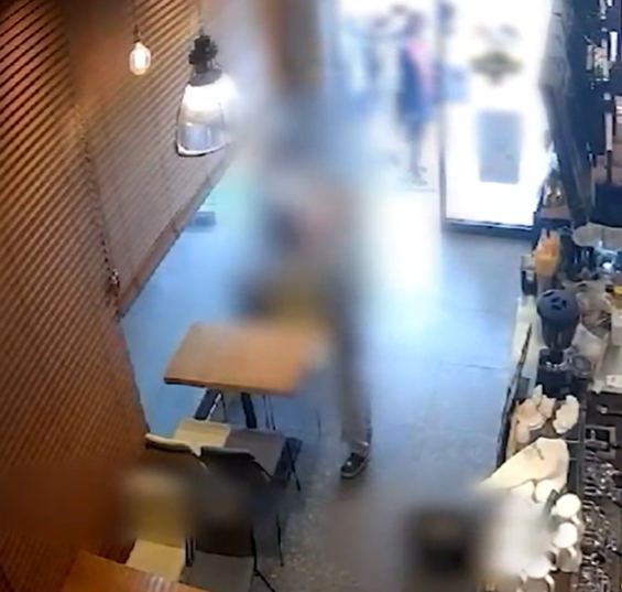 京畿道始興市咖啡店發生一宗顧客投訴事件,一名女顧客竟因為叫外賣時發現該店未送飲管,到店裡潑婦罵街5分鐘,且逼女店長下跪,影片曝光後引起公憤。(影片截圖)