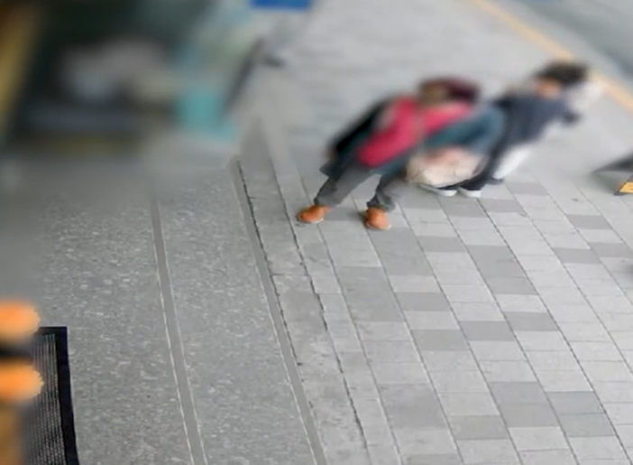 過程中由於聲浪太大,連路人都好奇探看(影片截圖)