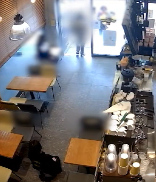 女顧客潑婦罵街般鬧足5分鐘,然後才帶着怒氣離去(影片截圖)