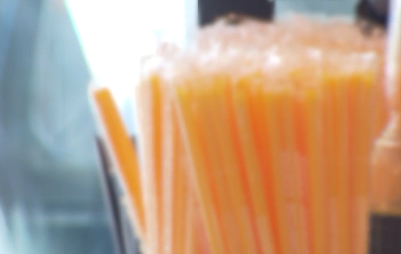 京畿道始興市咖啡店發生一宗顧客投訴事件,一名女顧客竟因為叫外賣時發現該店未送飲管,到店裡潑婦罵街5分鐘,且逼女店長下跪,影片曝光後引起公憤。(影片截圖)