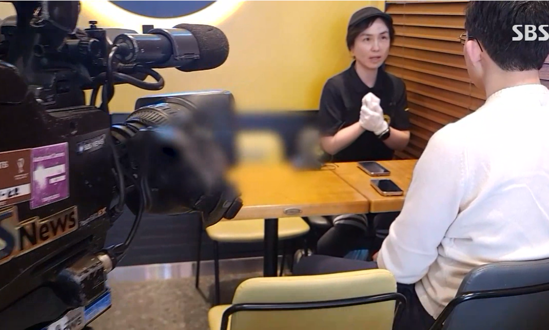 店長事後受訪時談及遭遇不禁哭了起來,稱當時想化解衝突才跪低道歉自己因此事受到打擊,出現嘔吐頭痛等症狀,甚至對接待客人產生陰影。(影片截圖)