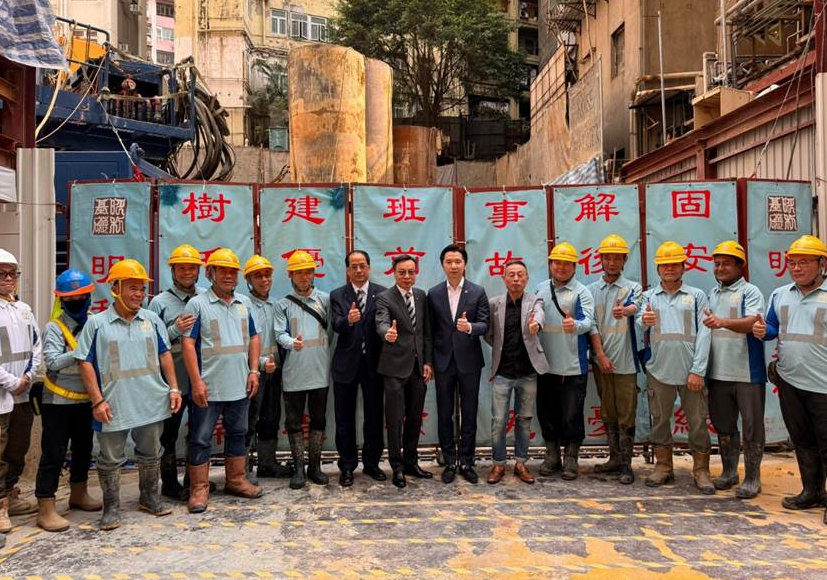 建造商會會⾧林健榮等高層到地盤向相關分包商、大判及工友致謝,更向有份救人的工友發放心意金表彰。(建造商會圖片)