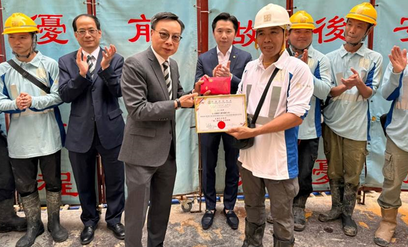 建造商會會⾧林健榮等高層到地盤向相關分包商、大判及工友致謝,更向有份救人的工友發放心意金表彰。(建造商會圖片)