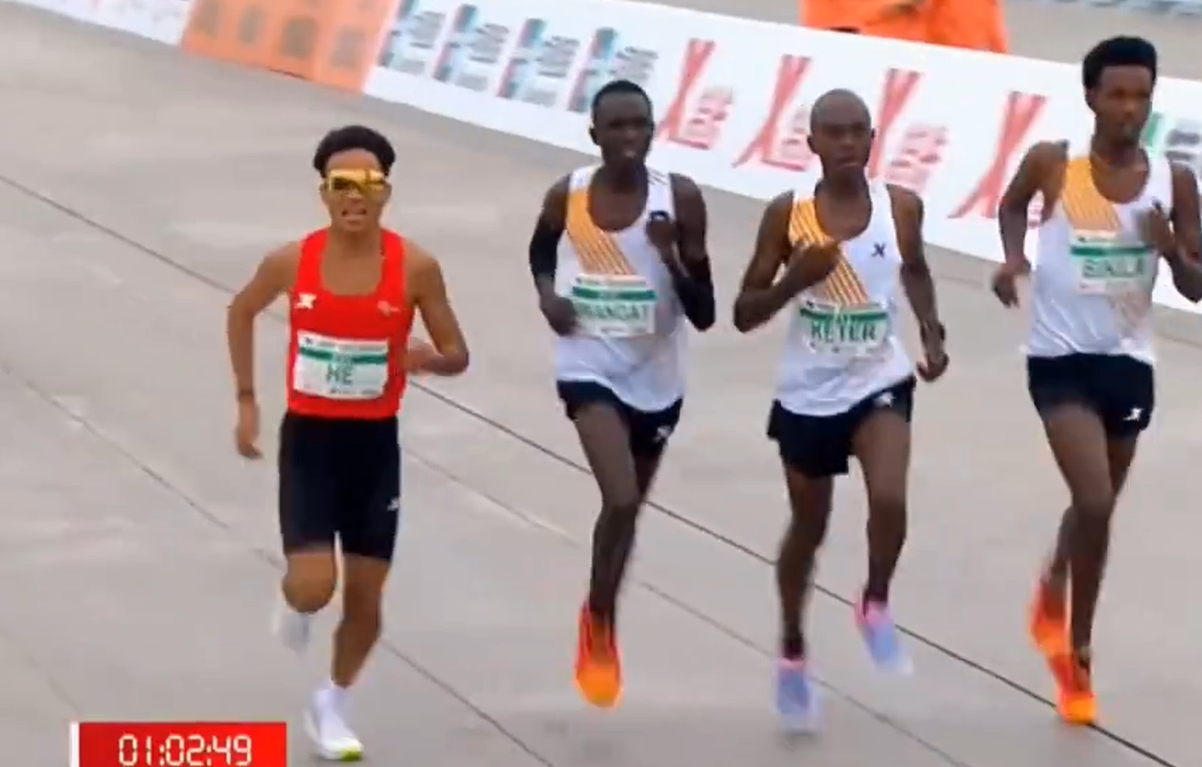 影片顯示,在最後100米衝刺階段,3名非洲選手疑似減速,「放軟手腳」在何杰旁邊跑。