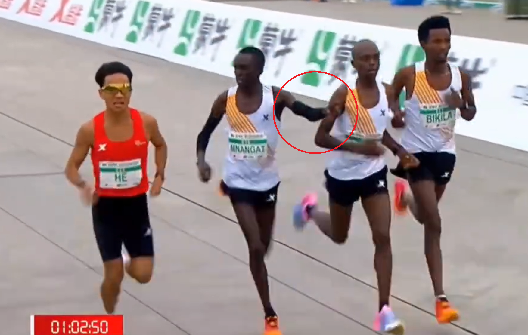 其中1名非洲選手給何杰「指點」終點方向,及後直接招手,讓何杰到更有利於衝刺的道路左側位置,隨後還伸手攔住非洲隊友,疑示意他們放慢步伐讓何杰先跑,「護送」情況明顯。