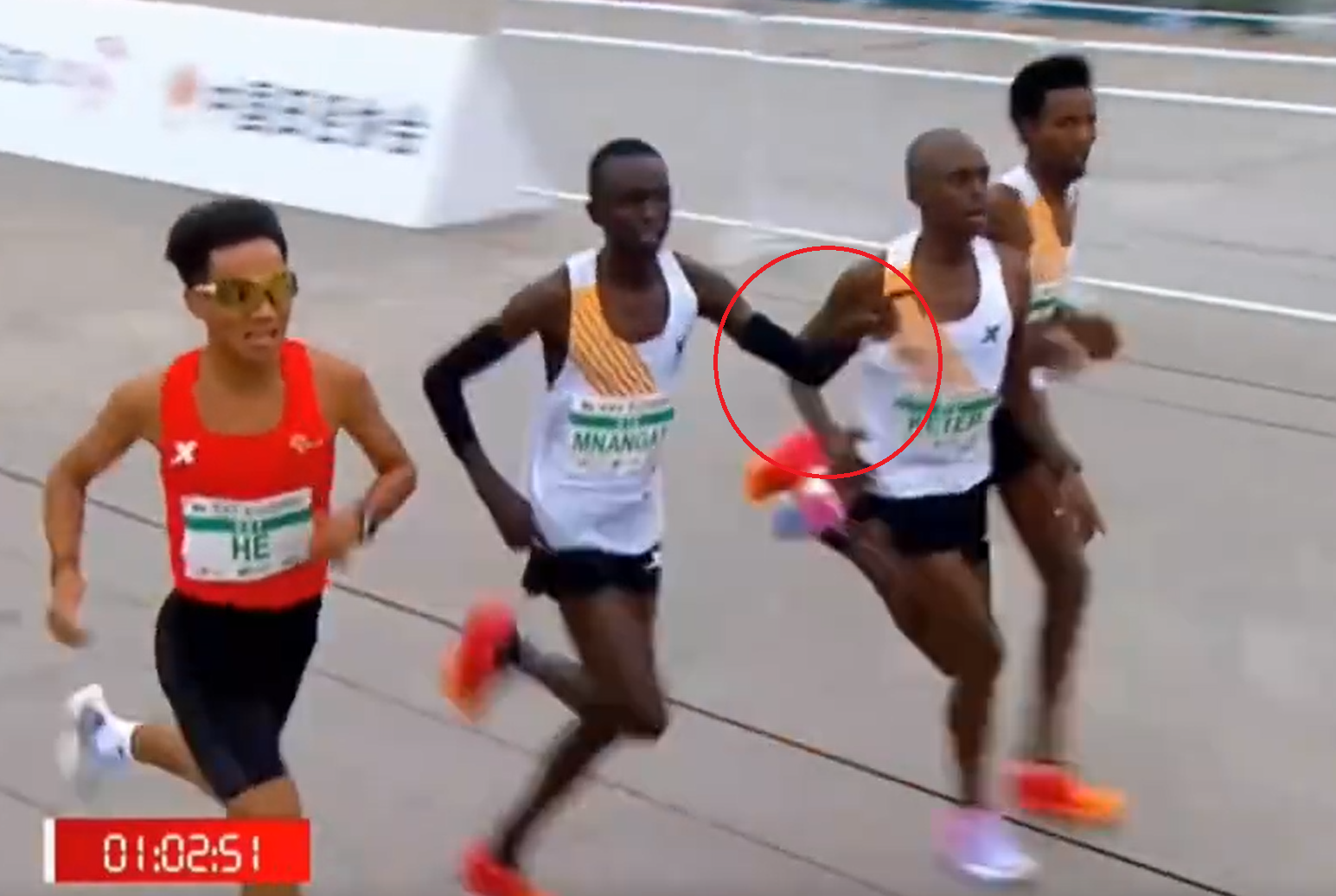 其中1名非洲選手給何杰「指點」終點方向,及後直接招手,讓何杰到更有利於衝刺的道路左側位置,隨後還伸手攔住非洲隊友,疑示意他們放慢步伐讓何杰先跑,「護送」情況明顯。