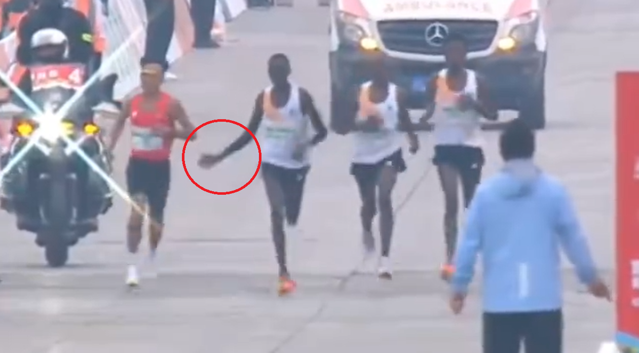 其中1名非洲選手給何杰「指點」終點方向,及後直接招手,讓何杰到更有利於衝刺的道路左側位置,隨後還伸手攔住非洲隊友,疑示意他們放慢步伐讓何杰先跑,「護送」情況明顯。