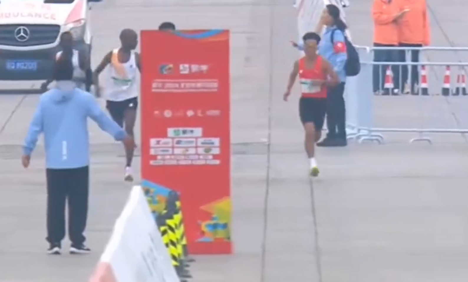 其中1名非洲選手給何杰「指點」終點方向,及後直接招手,讓何杰到更有利於衝刺的道路左側位置,隨後還伸手攔住非洲隊友,疑示意他們放慢步伐讓何杰先跑,「護送」情況明顯。